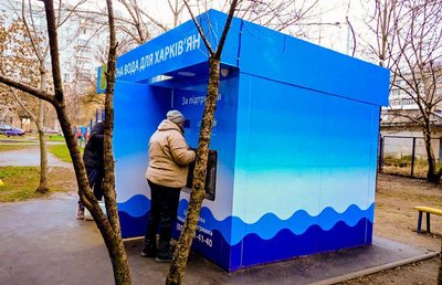Жінка набирає безплатну воду з бювету в Харкові Жінка набирає безплатну воду з бювету в Харкові