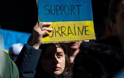 Жінка тримає плакат "Підтримай Україну" на мітингу на Таймс-сквер у Нью-Йорку, 26 лютого 2022 року