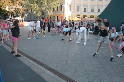 В Одесі учасники всеукраїнського руху "#догоридригом" ставали на голову біля Дюка В Одесі учасники всеукраїнського руху "#догоридригом" ставали на голову біля Дюка