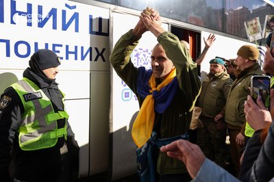 Другий день обміну: з російського полону повернулись 300 оборонців України та кілька цивільних Другий день обміну: з російського полону повернулись 300 оборонців України та кілька цивільних