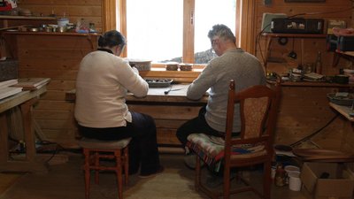 Василь Грепіняк працює у майстерні разом з дружиною Лілєю Василь Грепіняк працює у майстерні разом з дружиною Лілєю