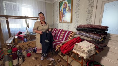 "Я — ниточка між минулим і майбутнім": на 200-річному верстаті працює ткаля з Рівненського Полісся Галина Логощук "Я — ниточка між минулим і майбутнім": на 200-річному верстаті працює ткаля з Рівненського Полісся Галина Логощук