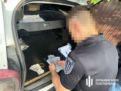 Гроші, які прикордонник у Харкові хотів отримати за продаж автівки для ЗСУ Гроші, які прикордонник у Харкові хотів отримати за продаж автівки для ЗСУ