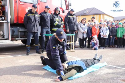Рятувальники провели заняття з мінної безпеки у двох школах Київщини Рятувальники провели заняття з мінної безпеки у двох школах Київщини