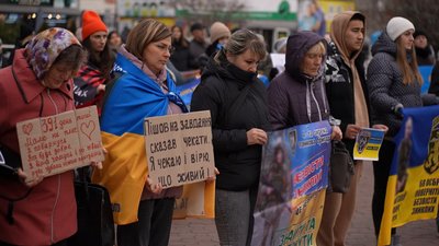"Ми з надією живемо, що він живий і що він у полоні": у Хмельницькому відбулась акція "Поверніть Героїв з полону" "Ми з надією живемо, що він живий і що він у полоні": у Хмельницькому відбулась акція "Поверніть Героїв з полону"