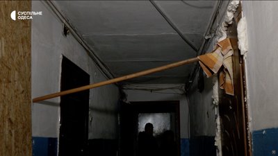 Без світла, з тріщинами і вибитими вікнами: як жителі Пересипу оговтуються після атаки РФ Без світла, з тріщинами і вибитими вікнами: як жителі Пересипу оговтуються після атаки РФ