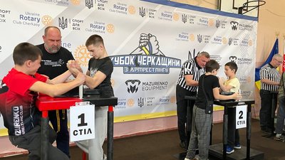 "У мене техніка — суворий погляд": у Черкасах відбувся турнір із армреслінгу "У мене техніка — суворий погляд": у Черкасах відбувся турнір із армреслінгу