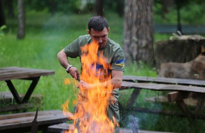 Військовий розпалює вогонь Військовий розпалює вогонь