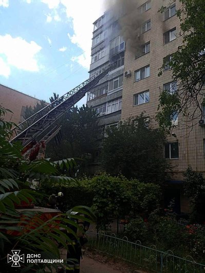У Полтаві під час пожежі троє людей отруїлися продуктами горіння У Полтаві під час пожежі троє людей отруїлися продуктами горіння