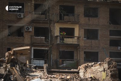 Рятувальник на балконі зруйнованого будинку у Святошинському районі Києва 24 квітня 2025 року Рятувальник на балконі зруйнованого будинку у Святошинському районі Києва 24 квітня 2025 року