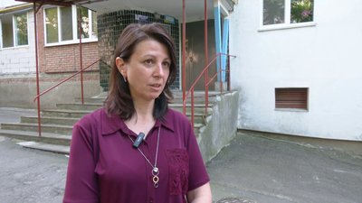 Мати пораненого воїна Ольга Дубініна супроводжує сина під час поїздок у шпиталь