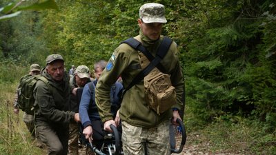"Похід в гори — це навичка". На Львівщині військовослужбовці піднялися на гору Парашку "Похід в гори — це навичка". На Львівщині військовослужбовці піднялися на гору Парашку