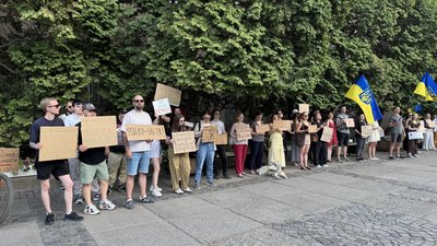 Ужгородці вдруге за день вийшли на акцію проти відставки Федорова з посади міністра оборони Ужгородці вдруге за день вийшли на акцію проти відставки Федорова з посади міністра оборони