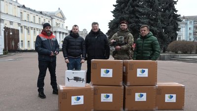 У Житомирі волонтери передали військовим ЗСУ системи для скидання боєприпасів з дронів У Житомирі волонтери передали військовим ЗСУ системи для скидання боєприпасів з дронів