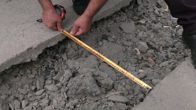 На сесії Рівнеради почалася суперечка через траншею та оренду ділянок на ринку На сесії Рівнеради почалася суперечка через траншею та оренду ділянок на ринку