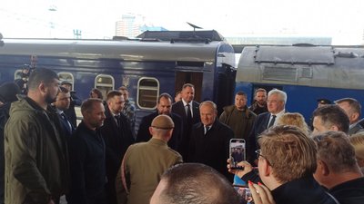 До Києва прибули Туск, Макрон, Мерц і Стармер До Києва прибули Туск, Макрон, Мерц і Стармер