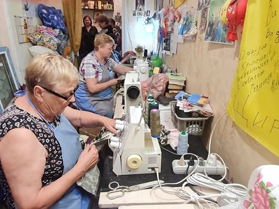 Потрібні тканина і нитки: "Бабусин батальйон" у Житомирі шиє білизну для військових Потрібні тканина і нитки: "Бабусин батальйон" у Житомирі шиє білизну для військових