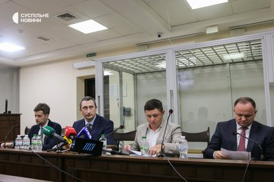 Віцепрем’єр-міністр — міністр національної єдності Олексій Чернишов з адвокатами під час засідання ВАКС у Києві 27 червня 2025 року. Віцепрем’єр-міністр — міністр національної єдності Олексій Чернишов з адвокатами під час засідання ВАКС у Києві 27 червня 2025 року.