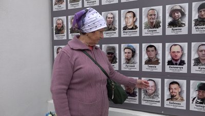 Закінчується місце: у Черкасах розширятимуть стелу Героїв під фото полеглих Закінчується місце: у Черкасах розширятимуть стелу Героїв під фото полеглих
