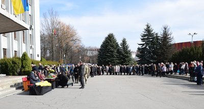 На прощання з військовим Андрієм Заруцьким з Хмельниччини прийшли рідні, друзі, містяни На прощання з військовим Андрієм Заруцьким з Хмельниччини прийшли рідні, друзі, містяни