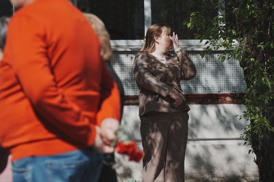 У Харкові відкрили меморіальну дошку Герою України, бійцю "Хартії" В'ячеславу Шимчуку: плаче жінка У Харкові відкрили меморіальну дошку Герою України, бійцю "Хартії" В'ячеславу Шимчуку: плаче жінка