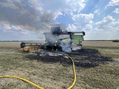Під час жнив загорівся комбайн у полі на Рівненщині Під час жнив загорівся комбайн у полі на Рівненщині