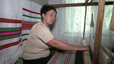 Створює ткані полотна на 200-літньому верстаті Створює ткані полотна на 200-літньому верстаті