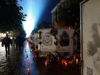 Місцеві жителі запалили свічки на Проскурівській, де розміщені восьмигранники з портретами загиблих військових громади, в пам'ять про героїв. Крім того, вперше там засвітили "Промені пам’яті", 23 травня 2025 року, Хмельницький
