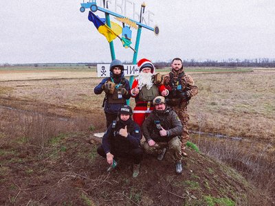 На Луганщині під обстріл потрапили поліцейські та волонтери, які везли гуманітарну допомогу місцевим На Луганщині під обстріл потрапили поліцейські та волонтери, які везли гуманітарну допомогу місцевим