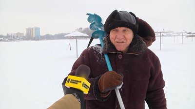 За словами Миколи, у сильний мороз перевіряє кригу на міцність перед риболовлею За словами Миколи, у сильний мороз перевіряє кригу на міцність перед риболовлею