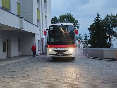 Евакуаційний автобус біля Центру дитячої медицини, 17 липня 2024 Евакуаційний автобус біля Центру дитячої медицини, 17 липня 2024