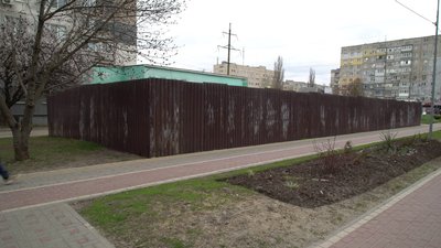 На алеї у Кропивницькому встановили паркан і розпочали будівельні роботи: що відомо На алеї у Кропивницькому встановили паркан і розпочали будівельні роботи: що відомо