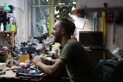 Майструють дрони у росіян під носом. Як сапери 102 бригади вдосконалюють та створюють машинки для розмінування Майструють дрони у росіян під носом. Як сапери 102 бригади вдосконалюють та створюють машинки для розмінування