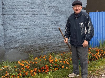 «Прибираю, поки ноги носять»: 83-річний Михайло Возний із Малина працює двірником
