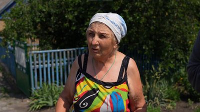 "Тільки почнуть бомбити більше – будемо тікати". Як живуть останні люди в прифронтовій Яблунівці на Дніпропетровщині "Тільки почнуть бомбити більше – будемо тікати". Як живуть останні люди в прифронтовій Яблунівці на Дніпропетровщині