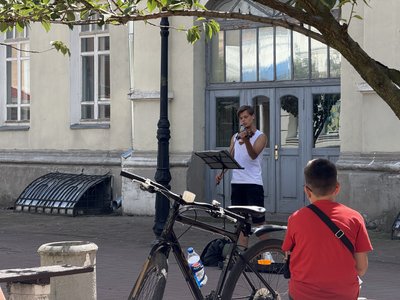 "Куди не поїду, всім подобається". Вуличний музикант Дмитро Гагін мандрує Сумщиною "Куди не поїду, всім подобається". Вуличний музикант Дмитро Гагін мандрує Сумщиною
