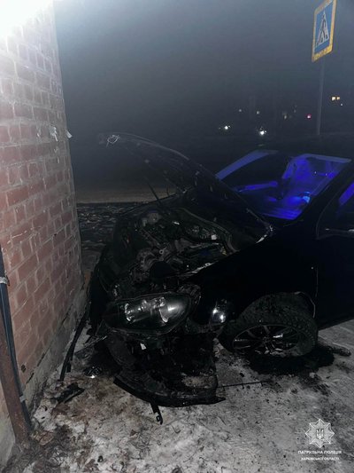У Харкові водійка з ознаками сп'яніння влетіла на Volkswagen у стіну будинку на проспекті Перемоги