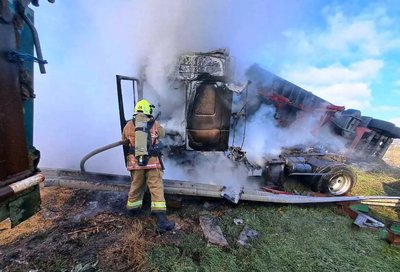 На автодорозі Кропивницький-Миколаїв загорілась кабіна вантажівки На автодорозі Кропивницький-Миколаїв загорілась кабіна вантажівки