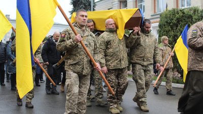 На Чернігівщині попрощалися з шістьма захисниками України, які загинули на фронті На Чернігівщині попрощалися з шістьма захисниками України, які загинули на фронті