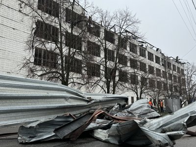 У Холодногірському районі Харкова усувають наслідки нічної атаки БпЛА У Холодногірському районі Харкова усувають наслідки нічної атаки БпЛА