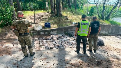 Чоловік під час нересту на Чернігівщині наловив 74 кілограми риби на майже пів мільйона гривень Чоловік під час нересту на Чернігівщині наловив 74 кілограми риби на майже пів мільйона гривень