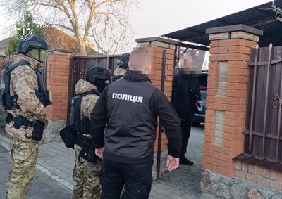 У Кропивницькому затримали підозрюваних у привласненні квартир померлих та одиноких людей У Кропивницькому затримали підозрюваних у привласненні квартир померлих та одиноких людей