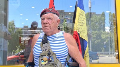 Збирає гроші для ЗСУ. У Кропивницький приїхав херсонський волонтер дядя Гриша Збирає гроші для ЗСУ. У Кропивницький приїхав херсонський волонтер дядя Гриша