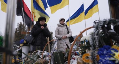 Мати і сестра Андрія Буди біля його могили, 23 лютого 2026 року Мати і сестра Андрія Буди біля його могили, 23 лютого 2026 року