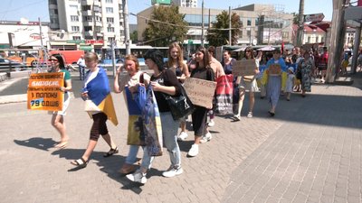 "Сто тижнів мовчання": у Хмельницькому відбулась акція на підтримку полонених "Сто тижнів мовчання": у Хмельницькому відбулась акція на підтримку полонених