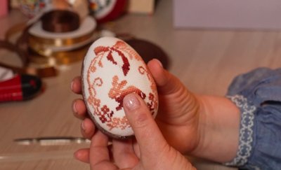 "Вишиває" писанки вечорами: майстриня із Рівного створює великодній декор "Вишиває" писанки вечорами: майстриня із Рівного створює великодній декор