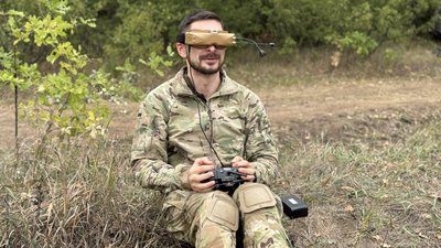 Військовослужбовець Луганського прикордонного загону бригади "Помста" Василь "Зеля" керує FPV-дроном в окулярах Харківська область Військовослужбовець Луганського прикордонного загону бригади "Помста" Василь "Зеля" керує FPV-дроном в окулярах Харківська область