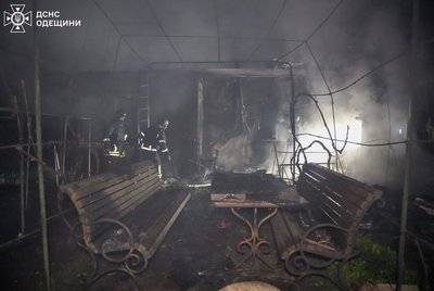 Унаслідок атаки РФ на Одесу постраждали троє людей: ДСНС показали наслідки удару БпЛА Унаслідок атаки РФ на Одесу постраждали троє людей: ДСНС показали наслідки удару БпЛА