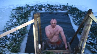 "Це як чашка кави зранку": як хмельничани купаються на Водохреще