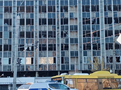 Потрощені шибки, виламані двері: у Києві уламки дронів РФ влучили у студентський гуртожиток Потрощені шибки, виламані двері: у Києві уламки дронів РФ влучили у студентський гуртожиток